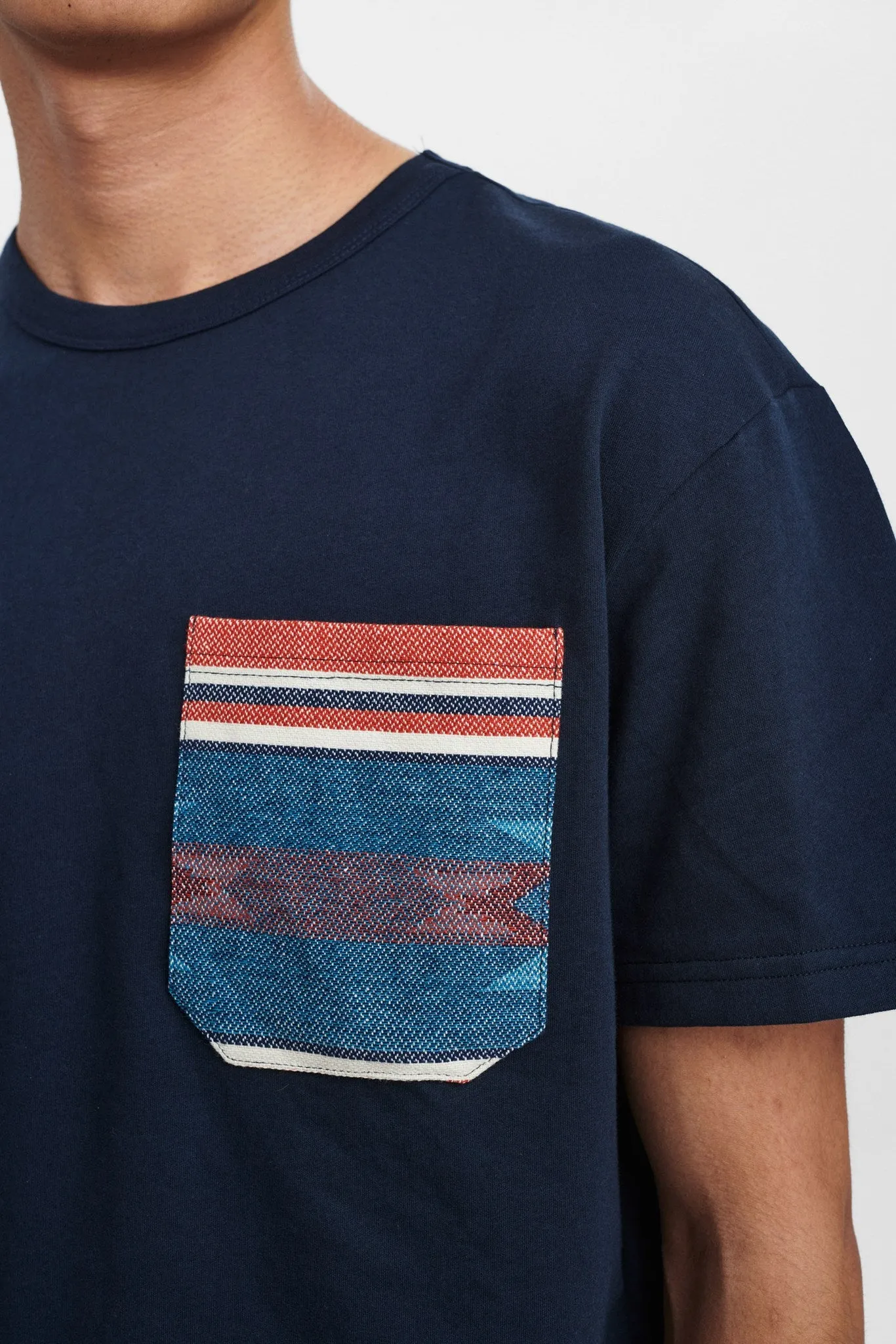 AKKIKKI CAMOUPOCKET TEE - Sky Captain