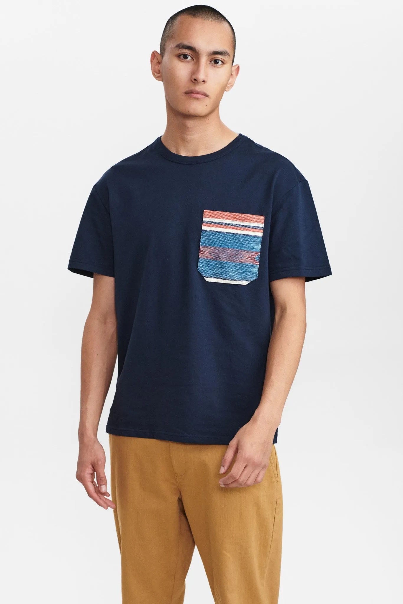 AKKIKKI CAMOUPOCKET TEE - Sky Captain