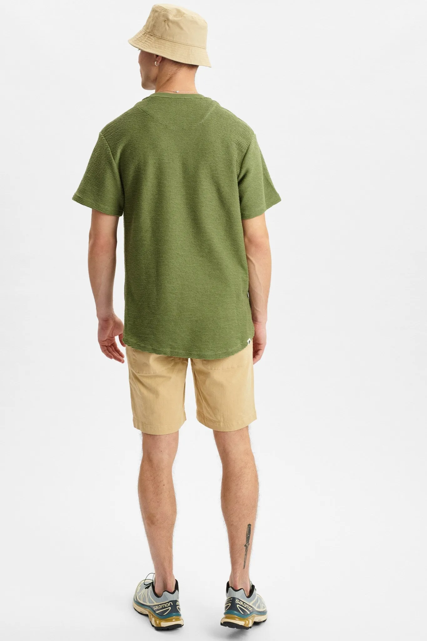 AKKIKKI CURVED TEE - Olivine