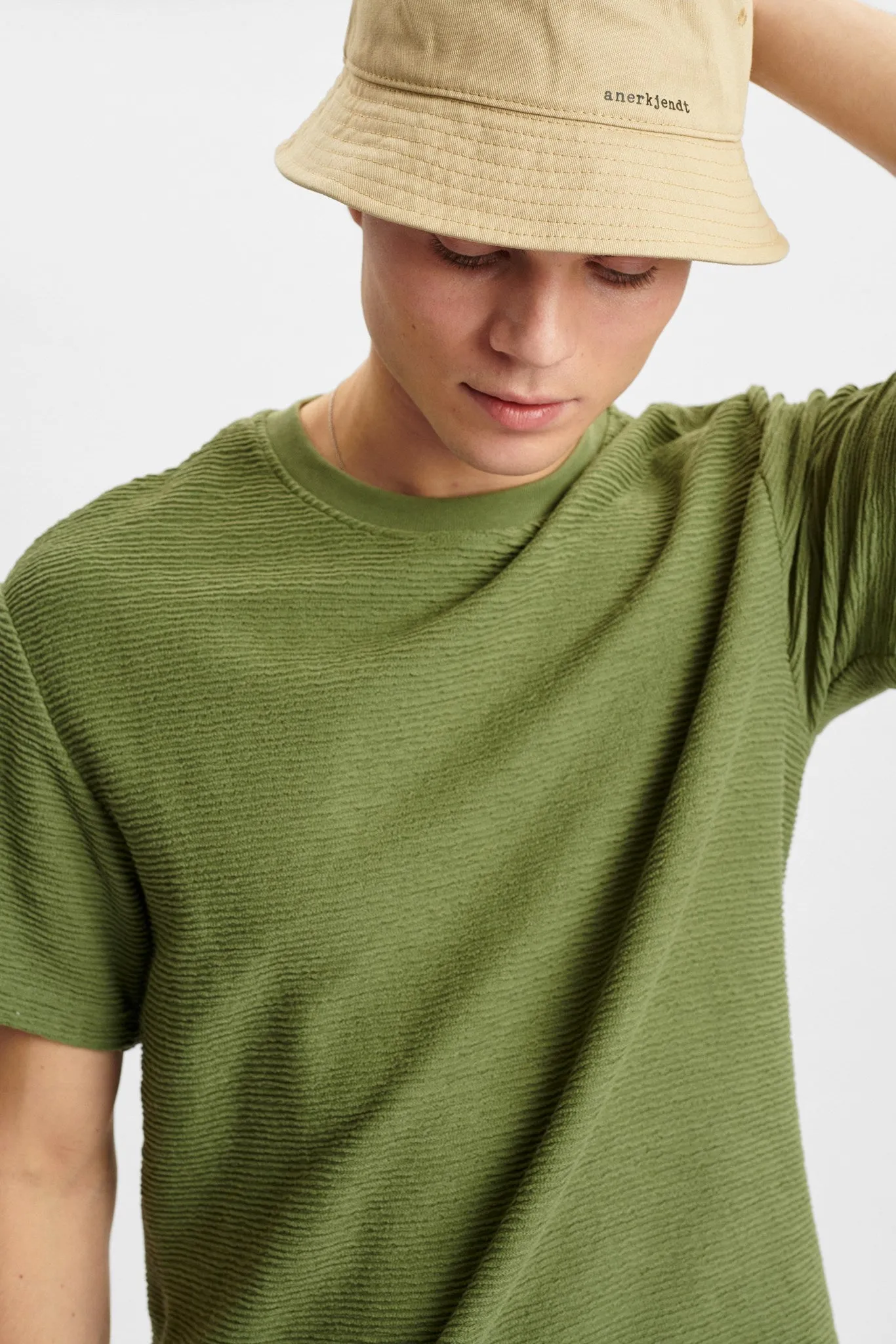 AKKIKKI CURVED TEE - Olivine