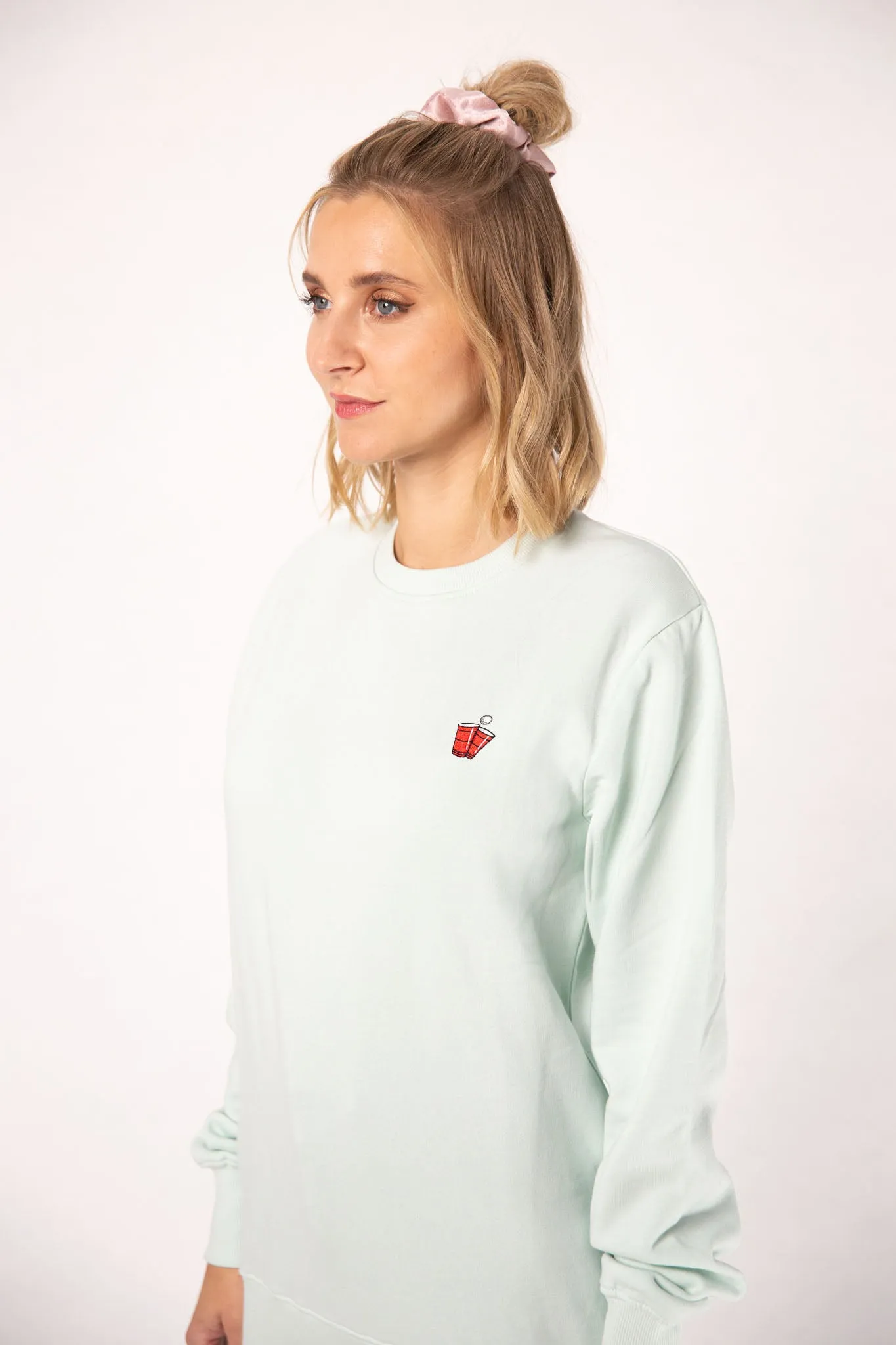 Beerpong | Bestickter Bio-Baumwoll Frauen Pullover