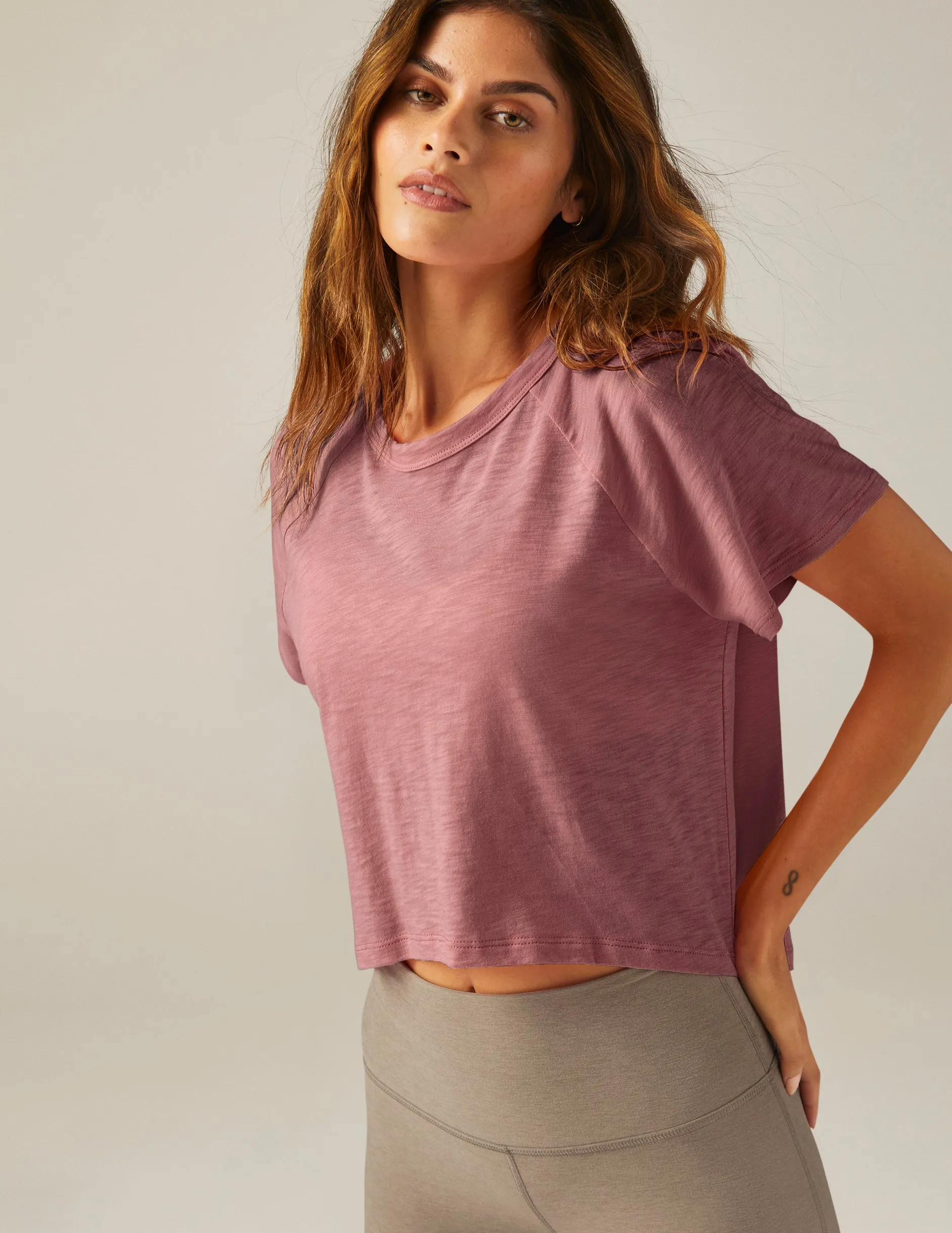 Beyond Yoga Signature High Low Cropped Tee - Orchid Blossom