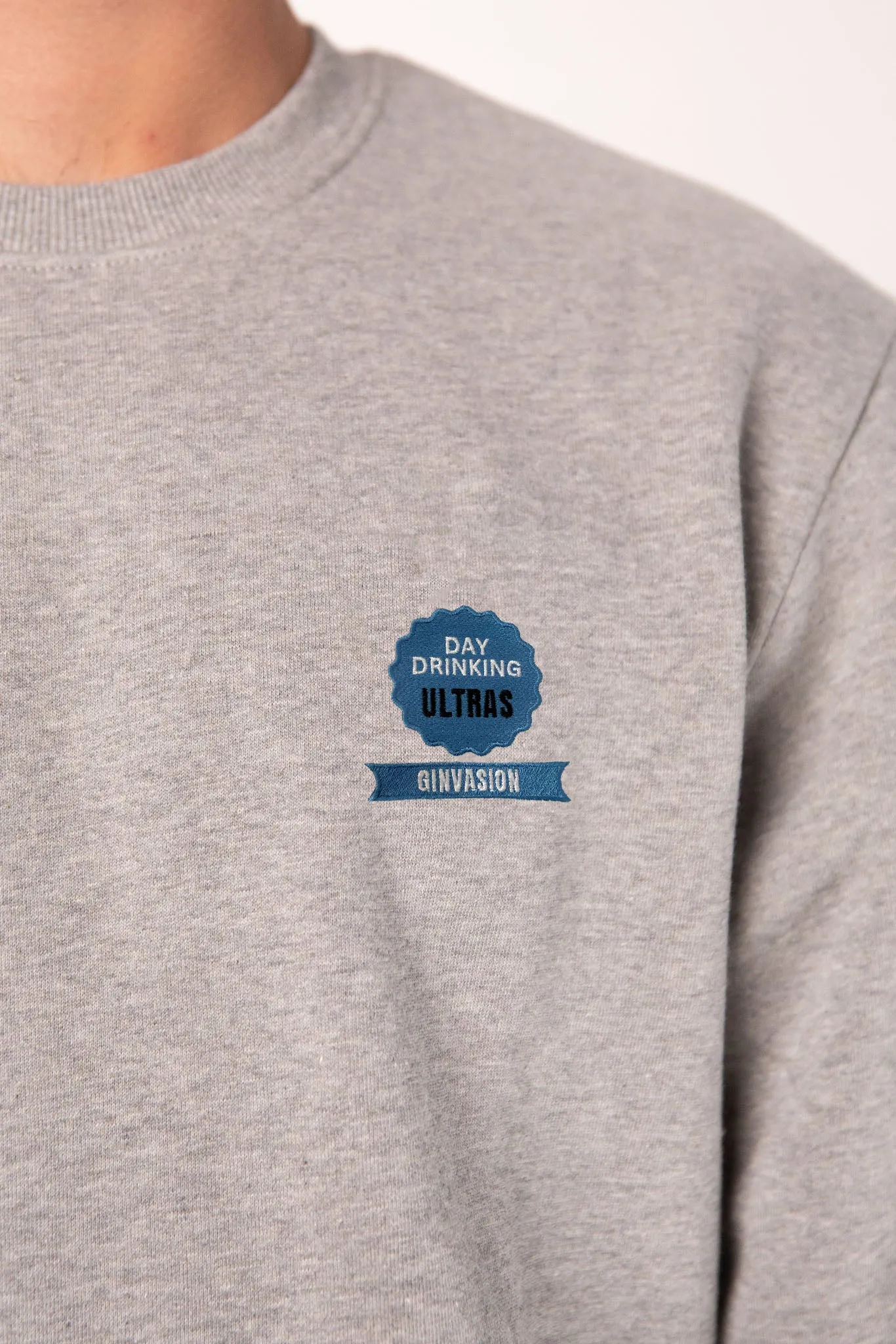 GINVASION Ultras Badge | Bestickter Bio-Baumwoll Unisex Pullover