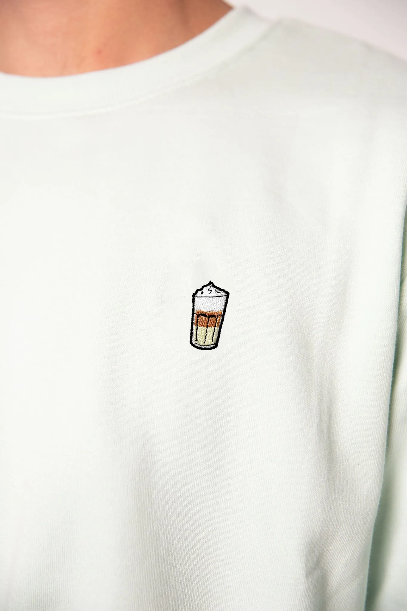 Latte Macchiato | Bestickter Bio-Baumwoll Männer Pullover