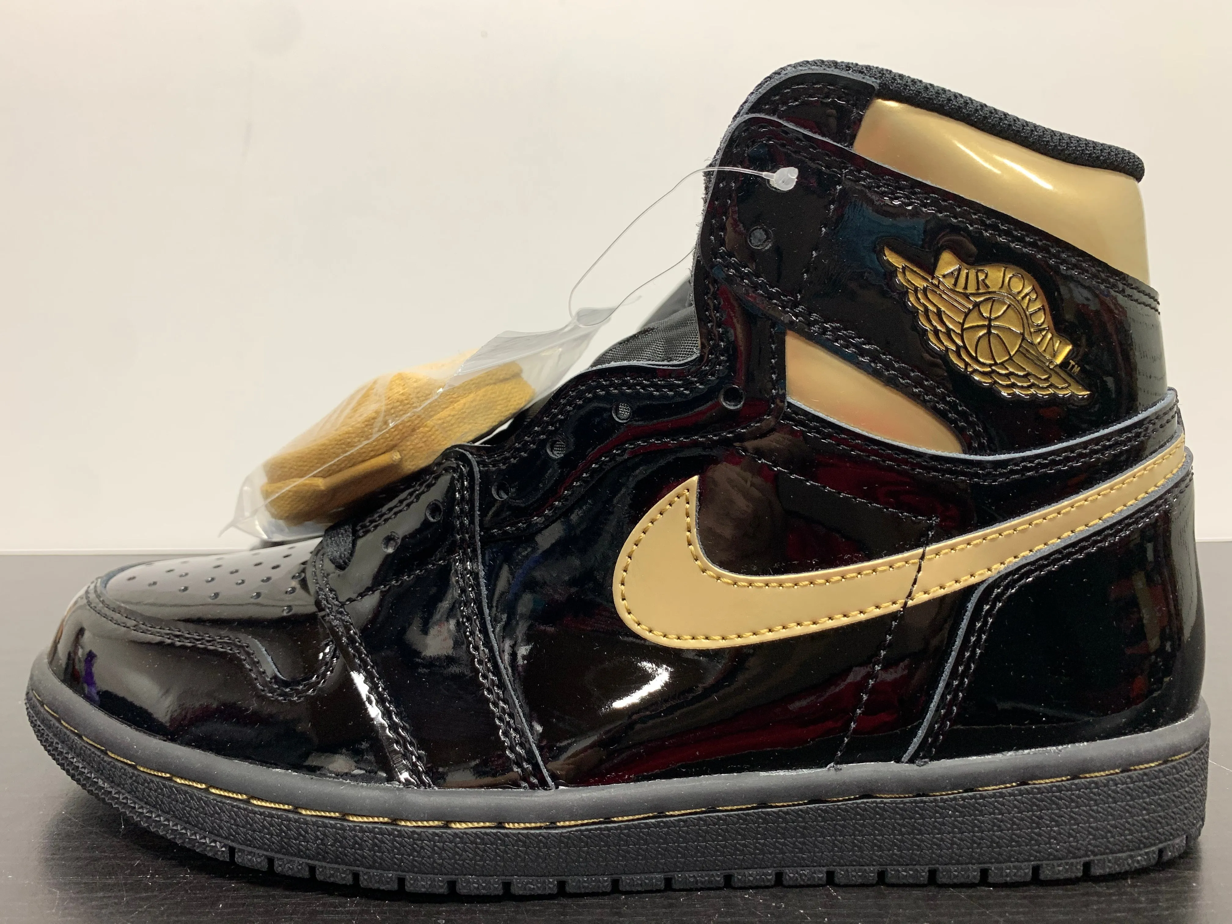 Nike Air Jordan 1 Black Metallic Gold 2020