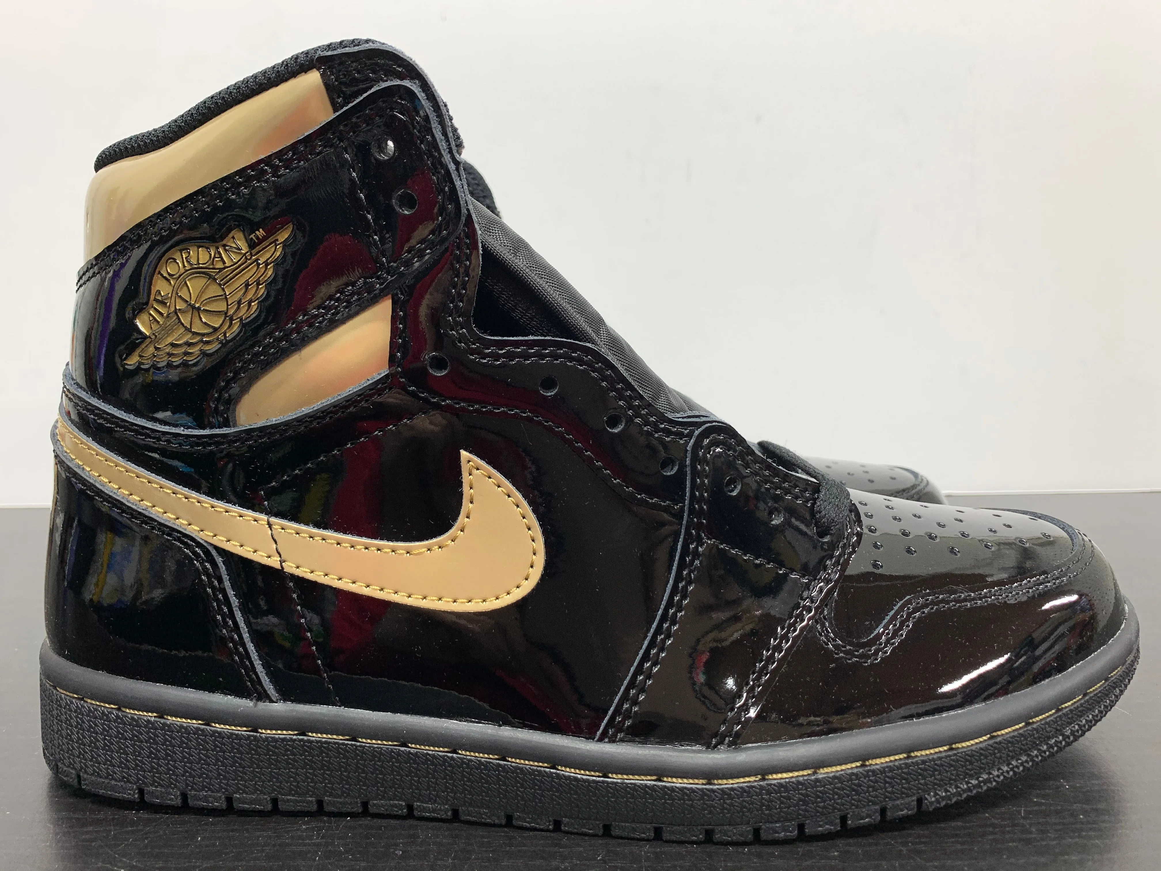 Nike Air Jordan 1 Black Metallic Gold 2020