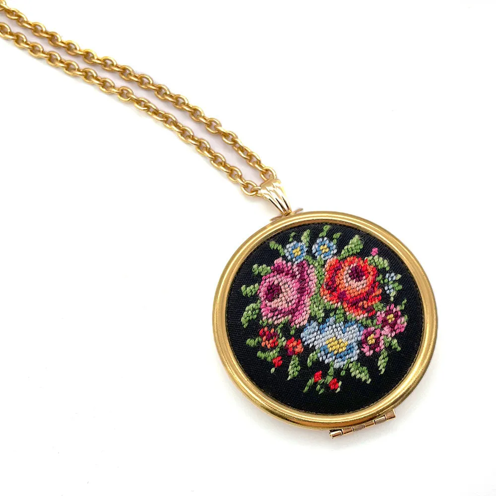 【USA輸入】ヴィンテージ AVON 刺繍 フラワーブーケ ロケットペンダント ネックレス/Vintage AVON Embroidered Bouquet Locket Necklace