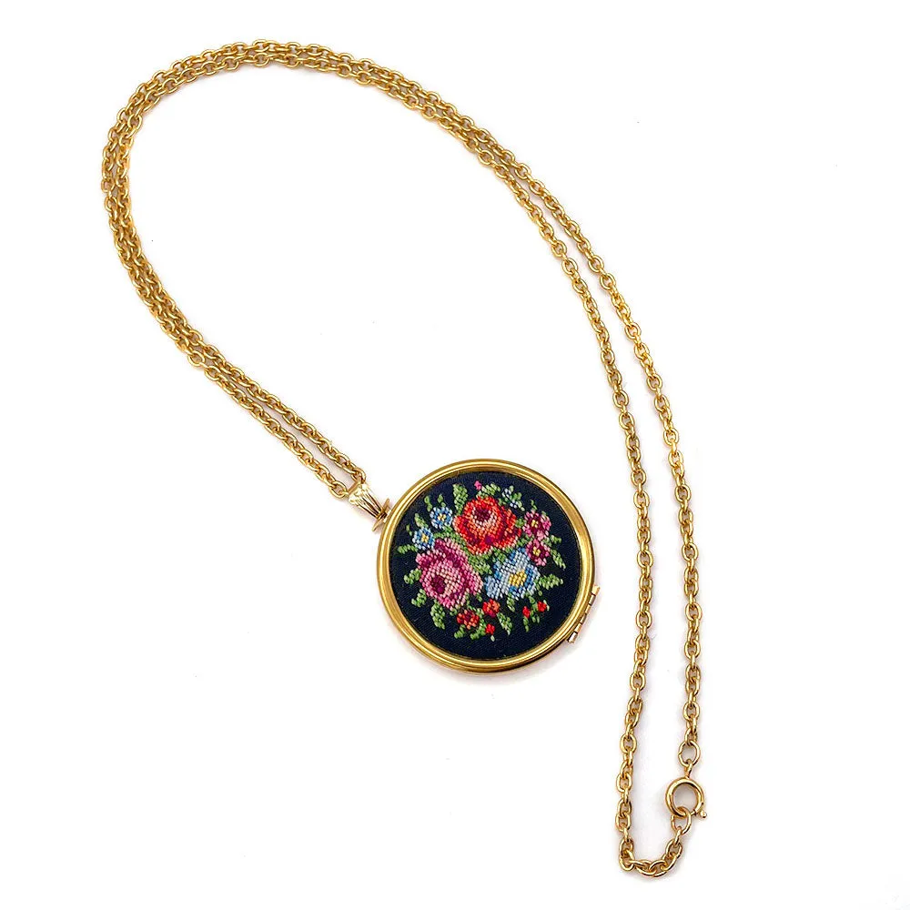 【USA輸入】ヴィンテージ AVON 刺繍 フラワーブーケ ロケットペンダント ネックレス/Vintage AVON Embroidered Bouquet Locket Necklace