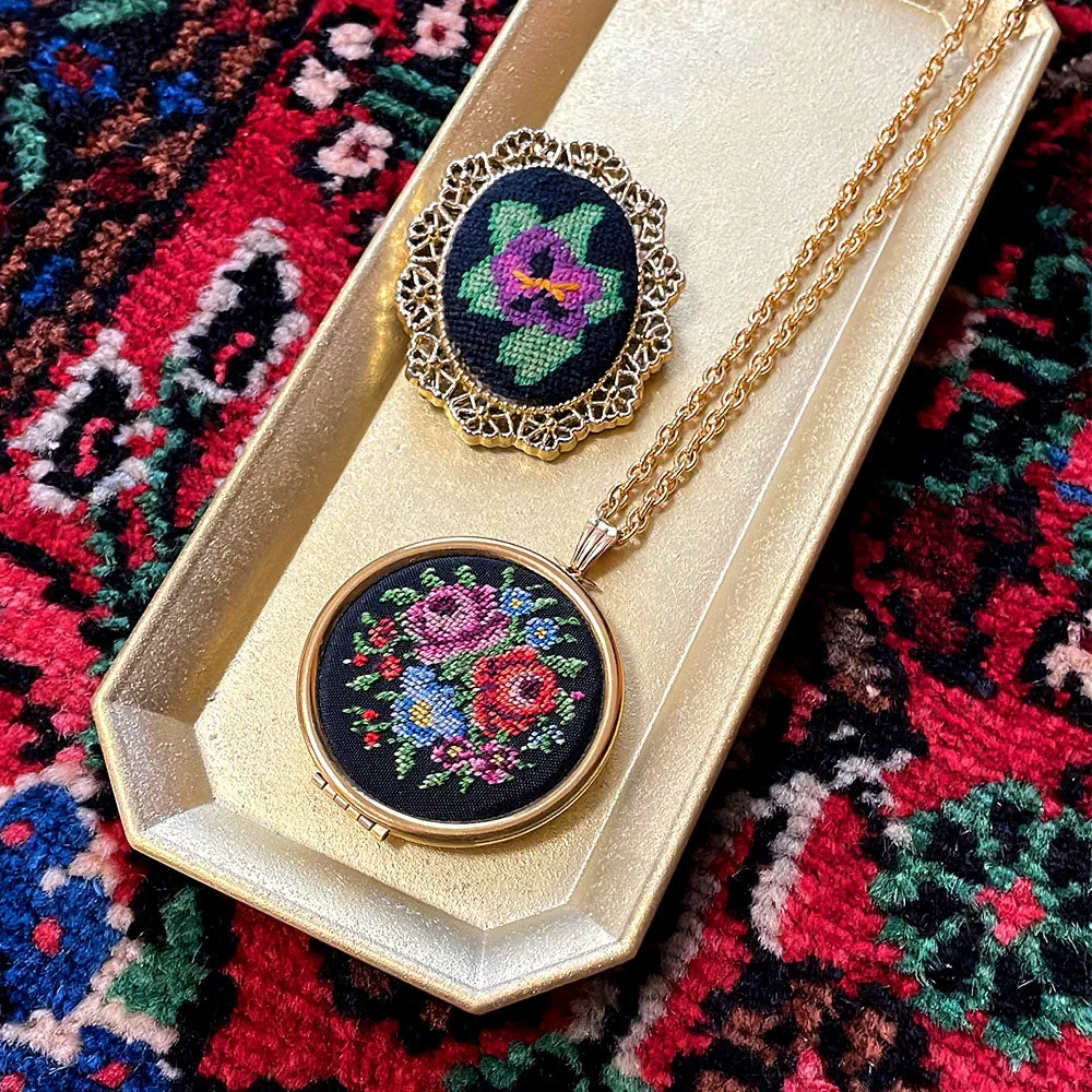 【USA輸入】ヴィンテージ AVON 刺繍 フラワーブーケ ロケットペンダント ネックレス/Vintage AVON Embroidered Bouquet Locket Necklace