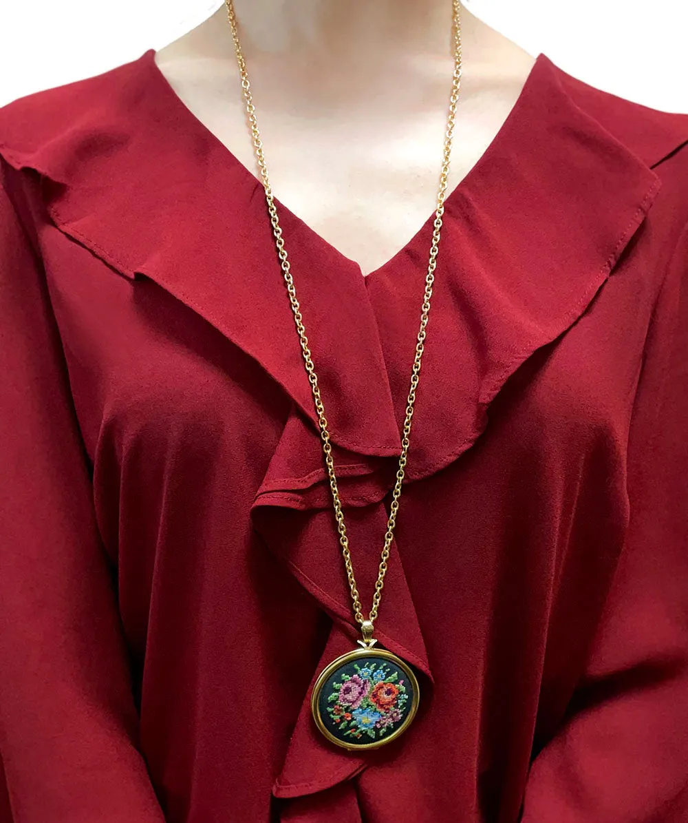 【USA輸入】ヴィンテージ AVON 刺繍 フラワーブーケ ロケットペンダント ネックレス/Vintage AVON Embroidered Bouquet Locket Necklace