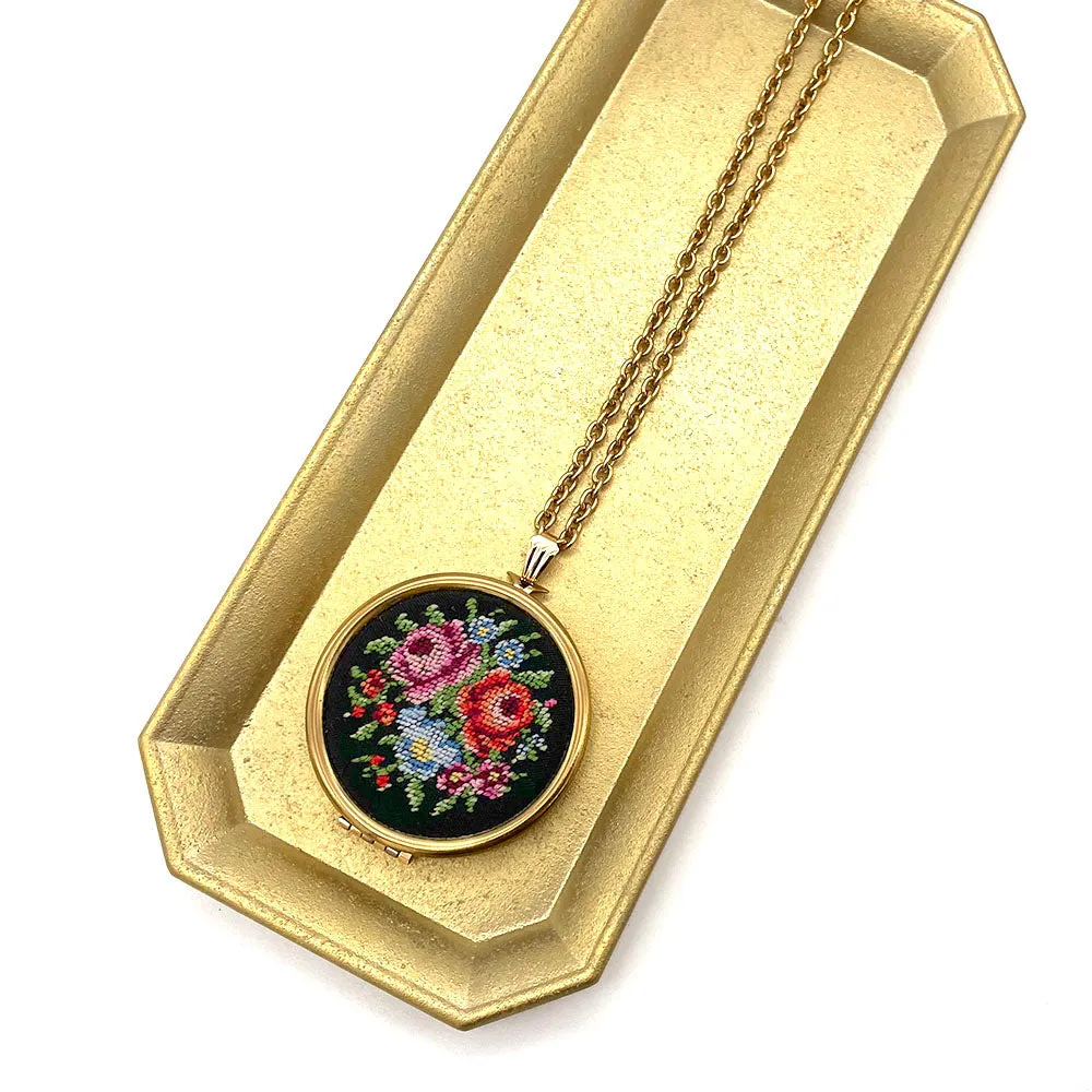 【USA輸入】ヴィンテージ AVON 刺繍 フラワーブーケ ロケットペンダント ネックレス/Vintage AVON Embroidered Bouquet Locket Necklace