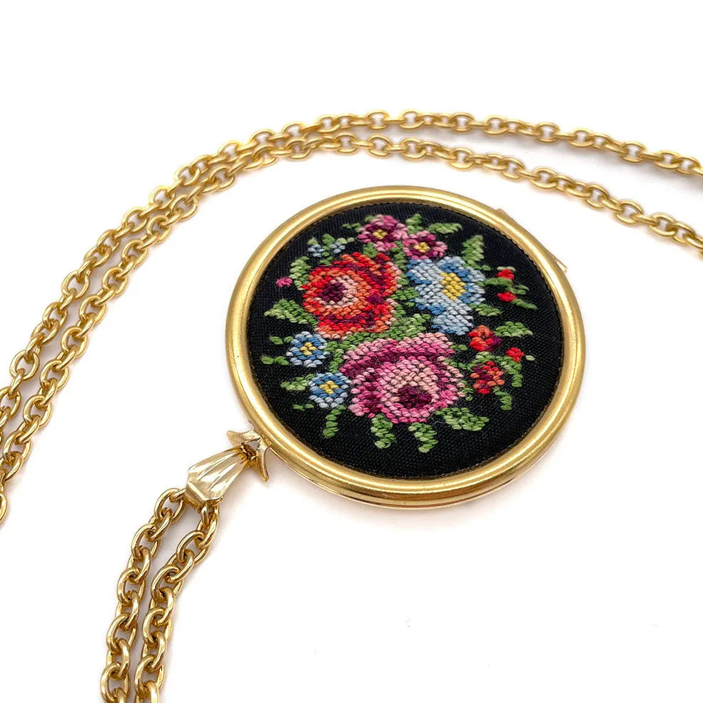 【USA輸入】ヴィンテージ AVON 刺繍 フラワーブーケ ロケットペンダント ネックレス/Vintage AVON Embroidered Bouquet Locket Necklace